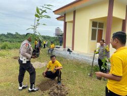 Polsek Kuantan Hilir Tanam 80 Bibit Pohon, Implementasikan Program “Green Policing” Kapolda Riau