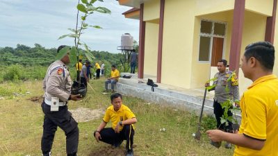 Polsek Kuantan Hilir Tanam 80 Bibit Pohon, Implementasikan Program “Green Policing” Kapolda Riau