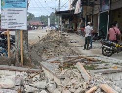 Debu Proyek Drainase di Pasar Usang Baserah Dikeluhkan Pedagang