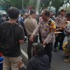 Polri Bagikan Roti dan Air untuk Mahasiswa di Silang Selatan Saat Mengawali Aksi