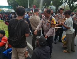 Polri Bagikan Roti dan Air untuk Mahasiswa di Silang Selatan Saat Mengawali Aksi