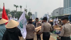 Polri Bagikan Makanan dan Minuman ke Massa Aksi Reforma Agraria