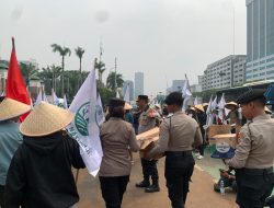 Polri Bagikan Makanan dan Minuman ke Massa Aksi Reforma Agraria