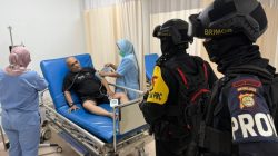 Personel Brimob Bantu Warga ke Rumah Sakit