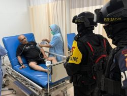 Personel Brimob Bantu Warga ke Rumah Sakit