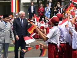 Ratusan Pelajar Sambut Hangat Presiden Jerman di Istana Merdeka