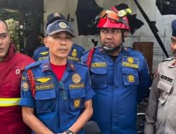 Brimob Polda Metro Bantu Padam Kebakaran Dua Kios di Ciputat