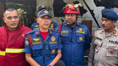 Brimob Polda Metro Bantu Padam Kebakaran Dua Kios di Ciputat