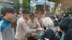 Polda Metro Jaya Bagikan Makanan Gratis di Bundaran HI