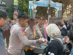 Polda Metro Jaya Bagikan Makanan Gratis di Bundaran HI