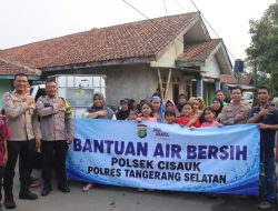Polres Tangsel Salurkan Air Bersih Warga Terdampak Kekeringan, Saat Warga Kesulitan