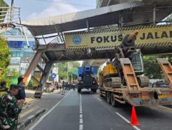 Polda Metro Jaya Evakuasi JPO Roboh Kapten Tendean
