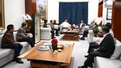 Presiden Prabowo Terima Artefak Budaya dari Direktur FBI
