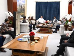 Presiden Prabowo Terima Artefak Budaya dari Direktur FBI