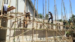 Satgas TMMD dan Warga Kompak Bangun Pastori Gereja