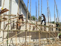 Satgas TMMD dan Warga Kompak Bangun Pastori Gereja