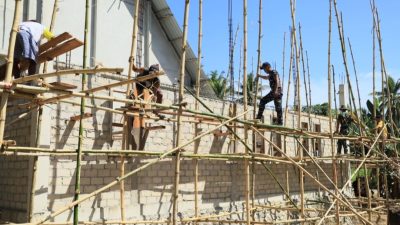 Satgas TMMD dan Warga Kompak Bangun Pastori Gereja