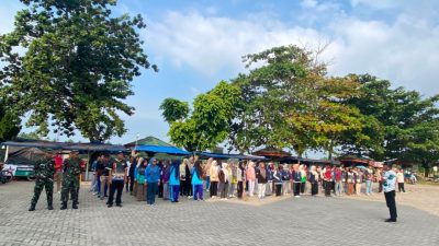 Warga Bersama Muspida Gotong Royong Siapkan Arena Pacu Jalur di Kuantan Hilir
