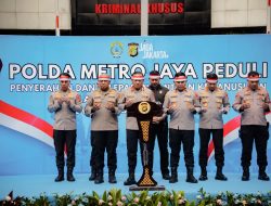 Semarak HUT ke-81 RI, Polda Metro Jaya Kirim 12 Truk Bantuan Kemanusiaan untuk Korban Gempa NTT