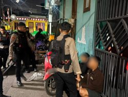Cegah Tawuran, Brimob Polda Metro Jaya Amankan 2 Pemuda di Lubang Buaya — Celurit, 3 Motor & HP Disita