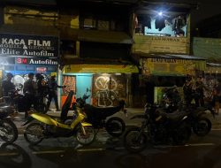 Patroli Gabungan Brimob Polda Metro Jaya di Jaktim, 5 Pemuda Diduga Bawa Tembakau Sintetis Diamankan