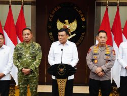 Panglima TNI Dampingi Menko Polkam Imbau Masyarakat Jaga Kondusivitas Menjelang HUT RI