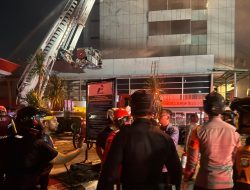 Kebakaran Gedung Bapenda DKI Jakarta, Sat Brimob Polda Metro Jaya Bergerak Cepat Bantu Pemadaman dan Pengamanan