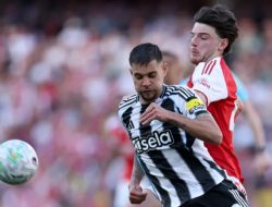 Direktur Olahraga Newcastle: Bruno Guimaraes Pergi Bukan Karena Kami Ingin Jual, Tapi Ia Meminta Pindah