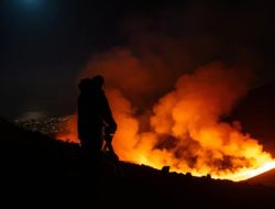 Gunung Etna Meletus Keluarkan Abu, Penerbangan Tiba di Bandara Catania Sisilia Ditangguhkan