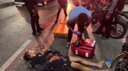 Sigap Bantu Korban, Brimob Polda Metro Jaya Evakuasi Pengendara Motor yang Tabrak Bus di Bekasi