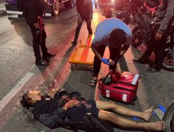 Sigap Bantu Korban, Brimob Polda Metro Jaya Evakuasi Pengendara Motor yang Tabrak Bus di Bekasi
