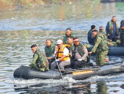 Sambut HUT RI ke-81, Pangdam Jaya, Kapolda Metro Jaya dan Pemprov DKI Pimpin Karya Bakti Bersih-Bersih Sungai di 11 Titik Serentak