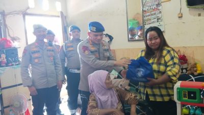 Ditpolairud Polda Metro Jaya Berikan Kursi Roda untuk Warga Pesisir Muara Angke
