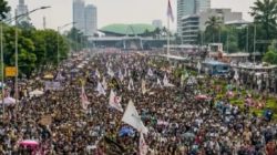 Polwan & Personel Polda Metro Jaya Sapa Pejuang Aspirasi di DPR, Bagikan Makanan sebagai Wujud Pendekatan Humanis