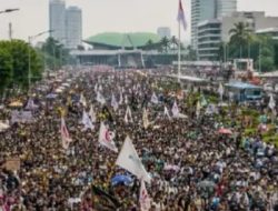 Polwan & Personel Polda Metro Jaya Sapa Pejuang Aspirasi di DPR, Bagikan Makanan sebagai Wujud Pendekatan Humanis
