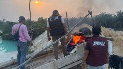 Polsek Singingi Tertibkan 2 Unit Rakit PETI di Desa Kebun Lado — Dibakar Agar Tidak Digunakan Kembali