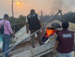 Polsek Singingi Tertibkan 2 Unit Rakit PETI di Desa Kebun Lado — Dibakar Agar Tidak Digunakan Kembali