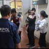 Polisi Dampingi Ibu & Balita Kesulitan Perjalanan di Bandara Soekarno-Hatta: Dana Belum Cair, Anak Demam