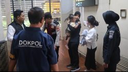 Polisi Dampingi Ibu & Balita Kesulitan Perjalanan di Bandara Soekarno-Hatta: Dana Belum Cair, Anak Demam