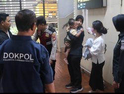 Polisi Dampingi Ibu & Balita Kesulitan Perjalanan di Bandara Soekarno-Hatta: Dana Belum Cair, Anak Demam