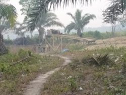 Dua Rakit Dompeng Milik Warga Lumbok Beroperasi Tanpa Izin di KHS, Lingkungan Terus Dirusak