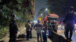 Brimob Polda Metro Jaya Evakuasi Korban Laka di Jalur Trans Jakarta, Sebilah Pisau Ditemukan