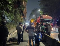 Brimob Polda Metro Jaya Evakuasi Korban Laka di Jalur Trans Jakarta, Sebilah Pisau Ditemukan