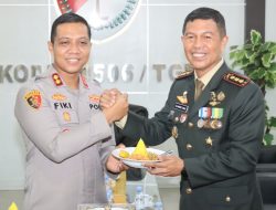 Tumpeng & Lagu Selamat Ulang Tahun! Polres Tangerang Kota Datang Beri Kejutan HUT TNI ke-81 di Kodim 0506