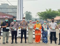 Polsek Kuantan Hilir Bersama Dinas Kesehatan Bagikan Ribuan Masker, Cegah Dampak Buruk Asap Karhutla